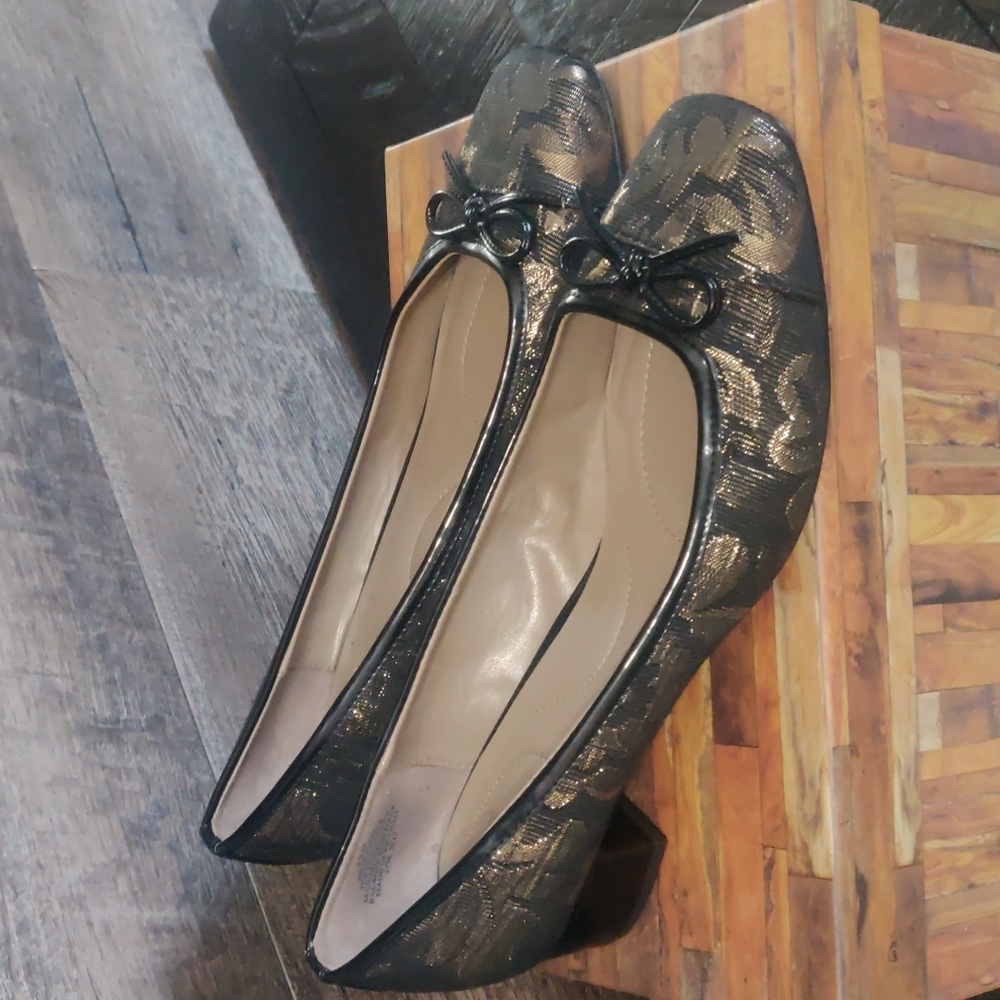 Bandolino brocade kitten heel pumps, black and gold pattern, size 8.5